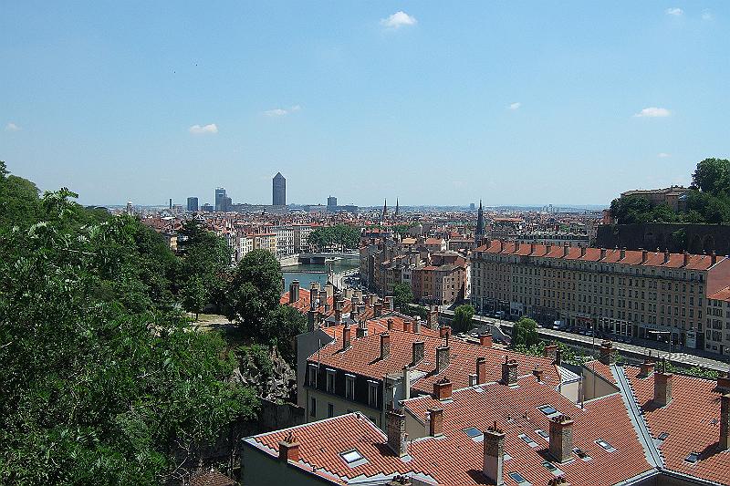2010-06- (223).JPG - Blick von "La Croix-Rousse" (der Hügel, der arbeitet) auf die Saône und das rechts gelegene "Vieux Lyon" ...
